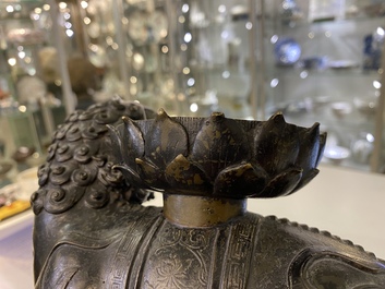 Een zeldzaam Chinees bronzen mythisch dier 'Kaiming Shou' met een lotusbasis, Ming