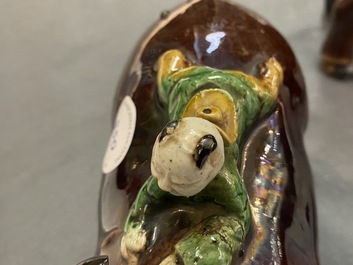 Une paire de groupes figurant des gar&ccedil;ons sur un buffle en biscuit &eacute;maill&eacute; vert, Kangxi
