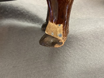Une paire de groupes figurant des gar&ccedil;ons sur un buffle en biscuit &eacute;maill&eacute; vert, Kangxi