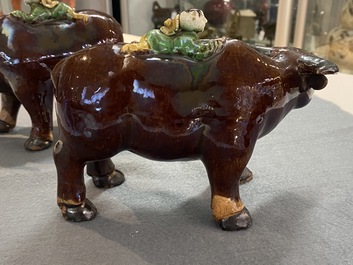 Une paire de groupes figurant des gar&ccedil;ons sur un buffle en biscuit &eacute;maill&eacute; vert, Kangxi