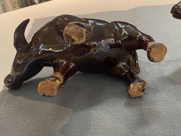 Une paire de groupes figurant des gar&ccedil;ons sur un buffle en biscuit &eacute;maill&eacute; vert, Kangxi