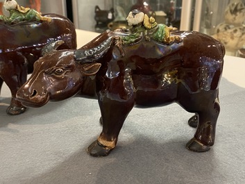 Une paire de groupes figurant des gar&ccedil;ons sur un buffle en biscuit &eacute;maill&eacute; vert, Kangxi