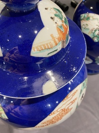 Une paire de vases couverts en porcelaine de Chine famille verte et un aquarium, 19&egrave;me