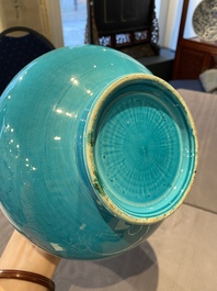 Een Chinese monochrome turquoise flesvormige vaas, 18e eeuw