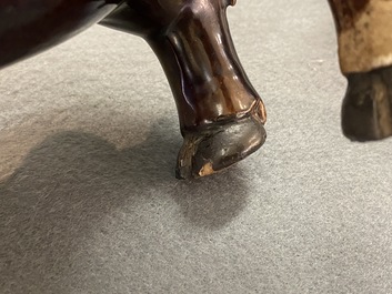 Une paire de groupes figurant des gar&ccedil;ons sur un buffle en biscuit &eacute;maill&eacute; vert, Kangxi