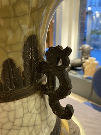 Une paire de vases dite 'de Nankin' sur socles en bronze, Chine, 19&egrave;me
