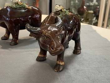 Une paire de groupes figurant des gar&ccedil;ons sur un buffle en biscuit &eacute;maill&eacute; vert, Kangxi