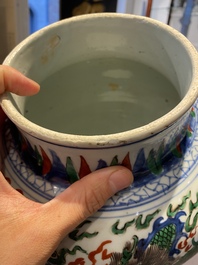 Un vase couvert en porcelaine de Chine wucai &agrave; d&eacute;cor de dragons, &eacute;poque Transition