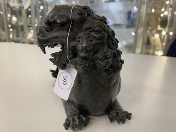 Een zeldzaam Chinees bronzen mythisch dier 'Kaiming Shou' met een lotusbasis, Ming