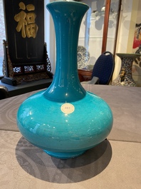 Een Chinese monochrome turquoise flesvormige vaas, 18e eeuw