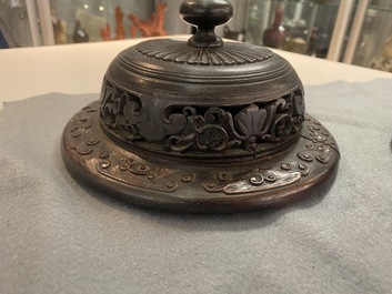 Een paar Chinese famille rose vazen met houten deksels en sokkels, 19e eeuw