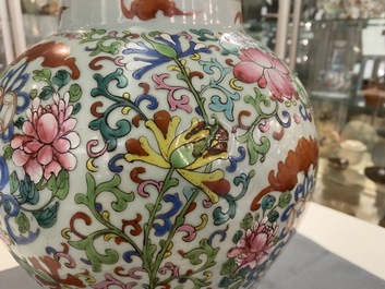 Een paar Chinese famille rose vazen met houten deksels en sokkels, 19e eeuw