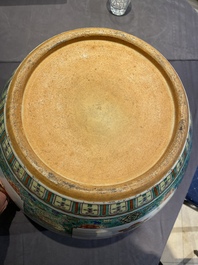 Une paire de vases couverts en porcelaine de Chine famille verte et un aquarium, 19&egrave;me