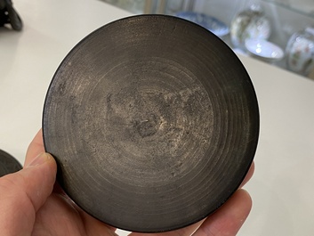 Een Chinese bronzen dekseldoos met inscriptie voor de islamitische markt, 17e eeuw