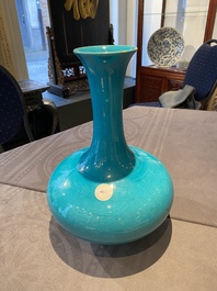 Een Chinese monochrome turquoise flesvormige vaas, 18e eeuw