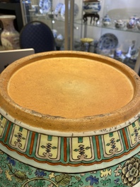 Une paire de vases couverts en porcelaine de Chine famille verte et un aquarium, 19&egrave;me