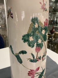 Un vase de forme rouleau en porcelaine de Chine famille rose &agrave; d&eacute;cor de papillons et de grues, 19&egrave;me