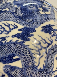 Un vase de forme 'baoyueping' en porcelaine de Chine en bleu et blanc &agrave; d&eacute;cor de dragons, R&eacute;publique