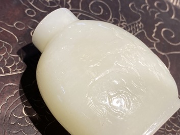 Une tabati&egrave;re en jade blanche &agrave; d&eacute;cor des 'Huit chevaux de Mu Wang', 18/19&egrave;me