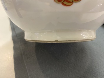 Un vase de forme bouteille en porcelaine de Chine &agrave; d&eacute;cor armori&eacute;, Qianlong