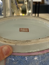 Een paar Chinese famille rose rouleau vazen, 19e eeuw