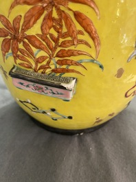 Een Chinese famille rose rouleau vaas met reli&euml;fdecor van antiquiteiten op gele fondkleur, 19e eeuw