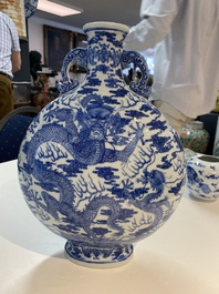 Un vase de forme 'baoyueping' en porcelaine de Chine en bleu et blanc &agrave; d&eacute;cor de dragons, R&eacute;publique