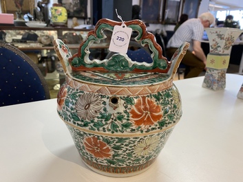 A Chinese famille verte lime pot and cover with floral design for the Vietnamese market, Kangxi