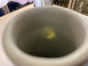 Un vase de forme bouteille en porcelaine de Chine &agrave; d&eacute;cor armori&eacute;, Qianlong