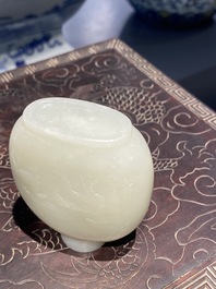 Une tabati&egrave;re en jade blanche &agrave; d&eacute;cor des 'Huit chevaux de Mu Wang', 18/19&egrave;me