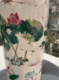 Un vase de forme rouleau en porcelaine de Chine famille rose &agrave; d&eacute;cor de papillons et de grues, 19&egrave;me