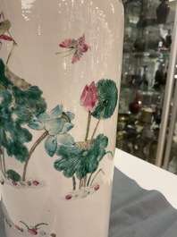 Un vase de forme rouleau en porcelaine de Chine famille rose &agrave; d&eacute;cor de papillons et de grues, 19&egrave;me