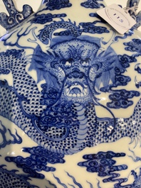Un vase de forme 'baoyueping' en porcelaine de Chine en bleu et blanc &agrave; d&eacute;cor de dragons, R&eacute;publique