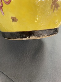 Een Chinese famille rose rouleau vaas met reli&euml;fdecor van antiquiteiten op gele fondkleur, 19e eeuw