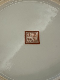 Een paar Chinese famille rose rouleau vazen, 19e eeuw