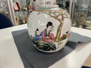 Een Chinese famille rose 'onsterfelijken' vaas en een pot met figuren in een tuin, Qianlong merk, Republiek