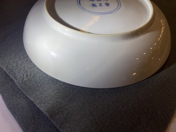 Een Chinees famille rose eierschaal bord met turquoise fondkleur, Yongzheng merk en periode
