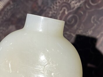 Une tabati&egrave;re en jade blanche &agrave; d&eacute;cor des 'Huit chevaux de Mu Wang', 18/19&egrave;me