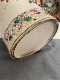 Un vase de forme rouleau en porcelaine de Chine famille rose &agrave; d&eacute;cor de papillons et de grues, 19&egrave;me