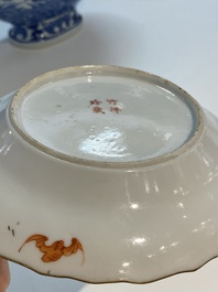 Een Chinees famille rose bord met de zijdeproductie, Zhu Ping Zhen Cang merk, Daoguang