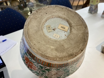 A Chinese famille verte lime pot and cover with floral design for the Vietnamese market, Kangxi