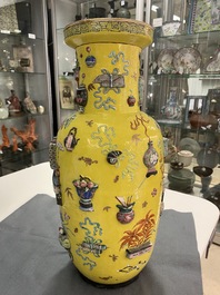 Een Chinese famille rose rouleau vaas met reli&euml;fdecor van antiquiteiten op gele fondkleur, 19e eeuw