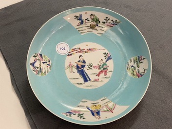 Een Chinees famille rose eierschaal bord met turquoise fondkleur, Yongzheng merk en periode