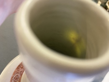 Un vase de forme bouteille en porcelaine de Chine &agrave; d&eacute;cor armori&eacute;, Qianlong