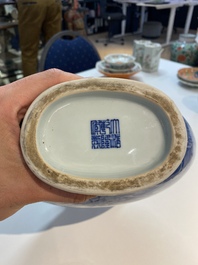 Un vase de forme 'baoyueping' en porcelaine de Chine en bleu et blanc &agrave; d&eacute;cor de dragons, R&eacute;publique