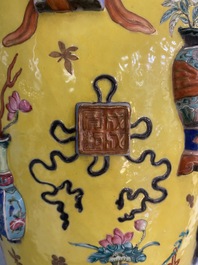 Een Chinese famille rose rouleau vaas met reli&euml;fdecor van antiquiteiten op gele fondkleur, 19e eeuw