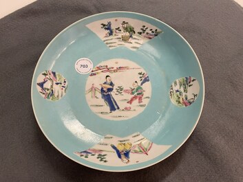 Een Chinees famille rose eierschaal bord met turquoise fondkleur, Yongzheng merk en periode