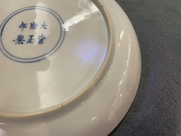 Een Chinees famille rose eierschaal bord met turquoise fondkleur, Yongzheng merk en periode