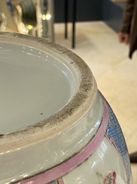 Een paar Chinese famille rose rouleau vazen, 19e eeuw