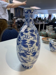 Un vase de forme 'baoyueping' en porcelaine de Chine en bleu et blanc &agrave; d&eacute;cor de dragons, R&eacute;publique